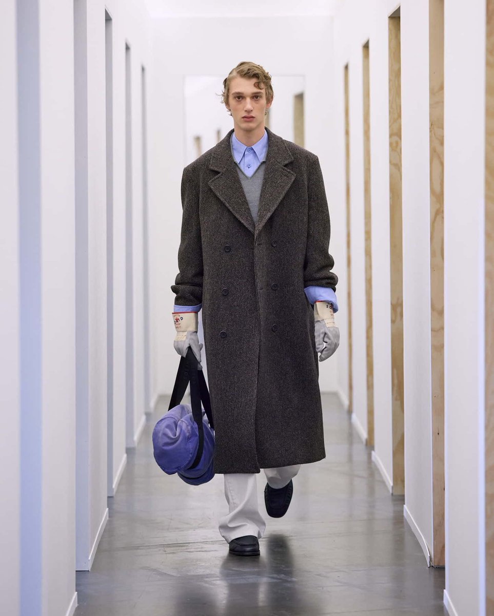 MaleFashTrends's tweet photo. #SOLIDHOMME redefine el armario masculino con “La Maison des Métallos”, su colección Otoño-Invierno 2026 que lleva al hombre contemporáneo de París a la ciudad moderna #PFW https://t.co/G9aCPn5Vpn https://t.co/dkOWe7Ti0a
