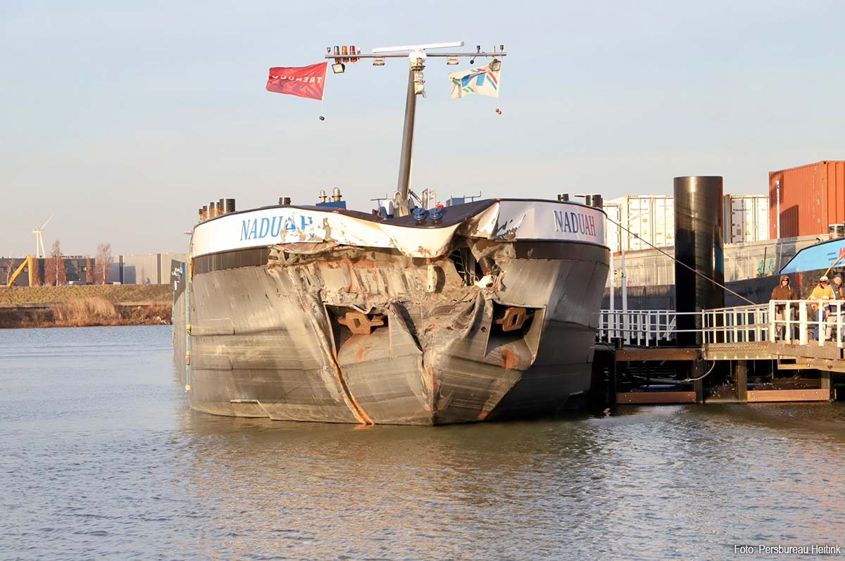 Aanvaring tussen binnenvaarttanker en containerschip op de Waal