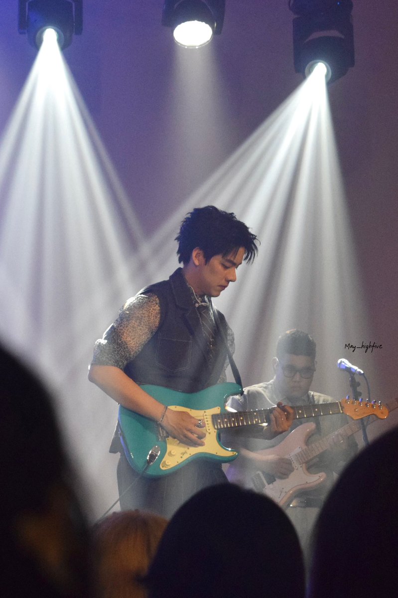 mayySbfive's tweet photo. P’Tae looks Stunning with his guitar under the stage’s dazzling light🥺💙✨
#TaeDarvid
#GardenBackConcert https://t.co/ItWnfmGsSp