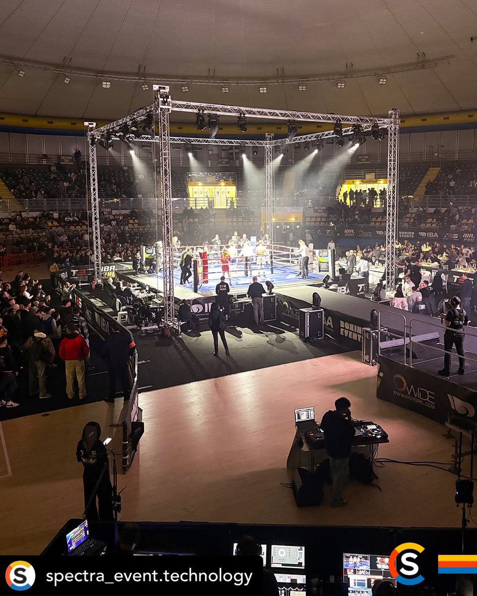 Robelighting's tweet photo. Ringside at the Pala Gianni Asti for the Turin Boxing Show with the team from SpeCtra Event_Technology &amp; a live event rig using @Robelighting #ESPRITE, #Spiider, #Tetra2 &amp; #PAINTE luminaires.

#robelighting #spectraeventtechnology #eventlighting #eventdesign @RMMultimedia https://t.co/ZYtECfMSdi