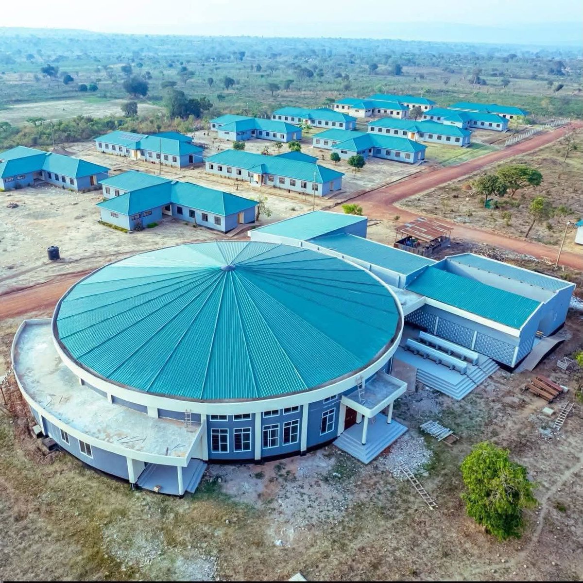 Hii naambiwa ni Shule ya secondary ya wasichana ila sijuhi Iko wapi. Chawa wa Mama watatutoa roho 🤣🙌