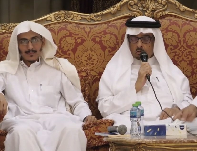 لقد دُفنَ اليومَ الأديبُ الصغيِّرُ
مضى حمدٌ، من ذا عليها يُعمَّرُ؟!
لقد كان في جل المناشط فارسا
وكم ندواتٍ للثقافة يعمُرُ! 
كما كان في سبتيةٍ جاسريةٍ
مدير حوارٍ لطفُه ليس يُنكَرُ
وكان يسميني (ابنَ مسعود) ندوةٍ
أخو كرمٍ تحفيزُه متقرِّرُ
فقدناه برا صادقا ومهذبا
ويصحبه القول المفيدُ