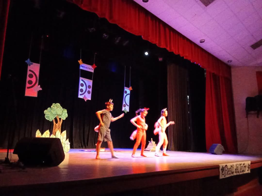 cpcc_sspiritus's tweet photo. Se respira emoción pura en el ambiente… ¡ESTO ES BUEN TEATRO! 😍
Cada gesto, cada voz, cada silencio cuenta. 
Nuestros grupos aficionados están demostrando que el talento y la entrega crean magia en el escenario. ¡Bravo por todos! 🌟
#CasasDeCulturaSS #SanctiSpíritus https://t.co/mHf4mgOhdb