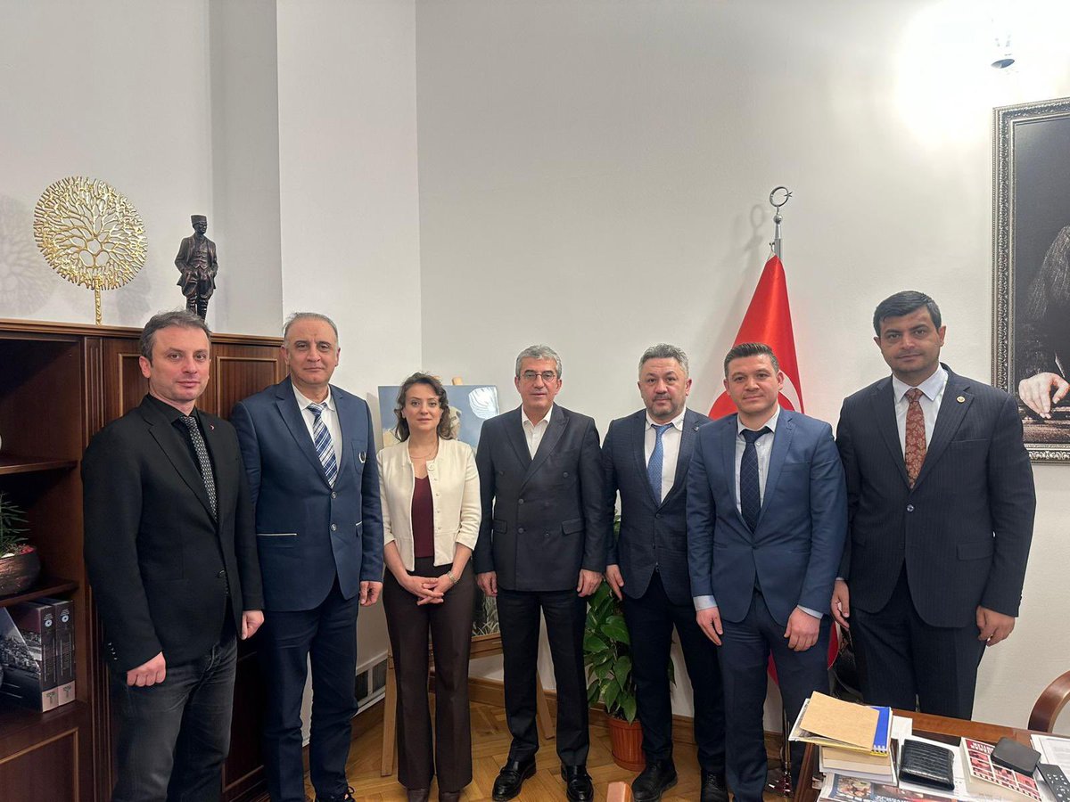 h_comruk's tweet photo. Bugün CHP Grup Başkanvekili Sayın Gökhan Günaydın, AK Parti Sakarya Milletvekili Sayın Lütfi Bayraktar ve CHP Ankara Milletvekili Sayın Deniz Demir’i ziyaret ettik.

Görüşmelerimizde; kamu mühendislerinin ücret adaletsizliği başta olmak üzere özlük hakları ve çalışma koşullarına ilişkin yaşadığı sorunları kapsamlı biçimde ele alarak, bu konuların kamu hizmetinin etkinliği ve sürdürülebilirliği açısından taşıdığı hayati önemi kendilerine aktardık.

Kamu mühendislerinin emeğine, birikimine ve üstlendiği ağır teknik sorumluluğa sahip çıkma kararlılığımız sürmektedir. Bu doğrultuda yürüttüğümüz temasların, ortak mücadelemizi güçlendireceğine ve Gazi Meclis’te somut adımlara dönüşeceğine olan inancımız tamdır.

@gunaydingokhan 
@demirdenizchp 
@LBayraktar54 
@KaMuhEnerjiSen 
@MuhTekSen_Konf