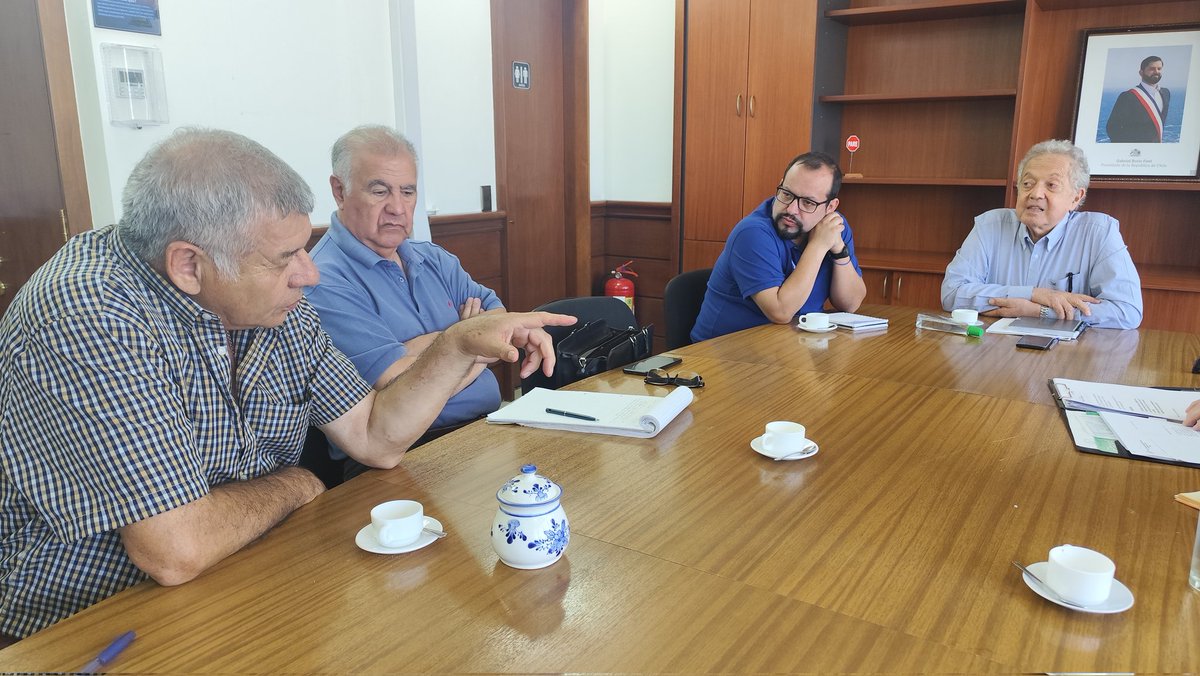 MTTMaule's tweet photo. #AgendaMTT El seremiTT, Guillermo Ceroni, junto a equipos técnicos @DTPRegional, sostuvo un encuentro con dirigentes de #Fetram, con el fin de fortalecer el trabajo que permita mejorar el transporte mayor de pasajeros en la región del #Maule https://t.co/2yuxij8YOr