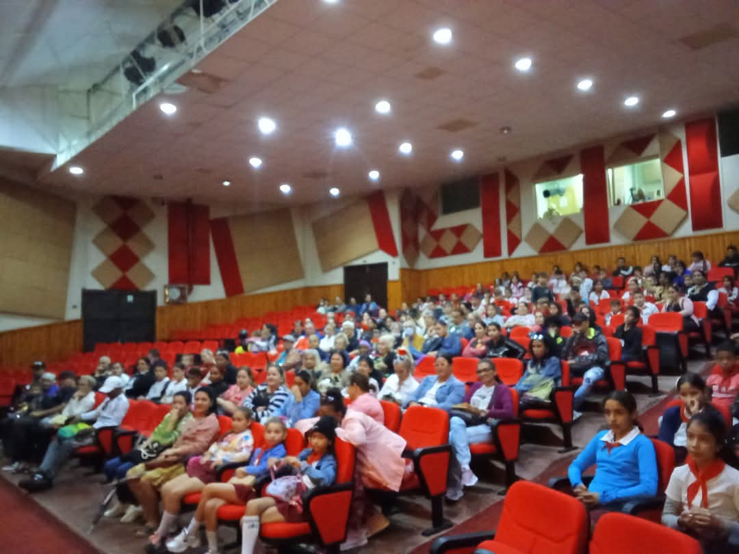 cpcc_sspiritus's tweet photo. Se respira emoción pura en el ambiente… ¡ESTO ES BUEN TEATRO! 😍
Cada gesto, cada voz, cada silencio cuenta. 
Nuestros grupos aficionados están demostrando que el talento y la entrega crean magia en el escenario. ¡Bravo por todos! 🌟
#CasasDeCulturaSS #SanctiSpíritus https://t.co/0MZx1ViCIZ