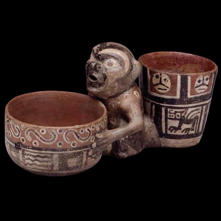 NazcaMummies's tweet photo. Wari (Huari) Culture, Peru (c. 500–1000 CE) vessel with a depiction of a quadrupedal tridactyl being reminiscent of the Cauda bifurca lacerta nascensis specimen named P'isaqa Q'ara #art https://t.co/sN9ZsEAcOu