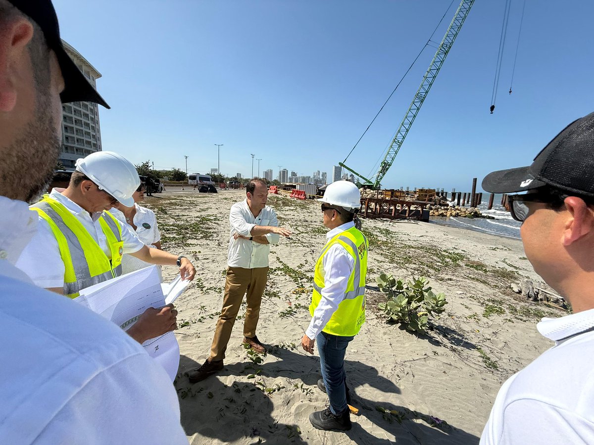 Iniciamos el recorrido junto al alcalde <a href="/dumek_turbay/">Dumek Turbay Paz</a> y su equipo de gobierno por el Gran Malecón del Mar, una obra de infraestructura turística que devolverá el acceso al mar a las comunidades. Este proyecto ya avanza con la construcción del muro de contención que bordeará 5,1
