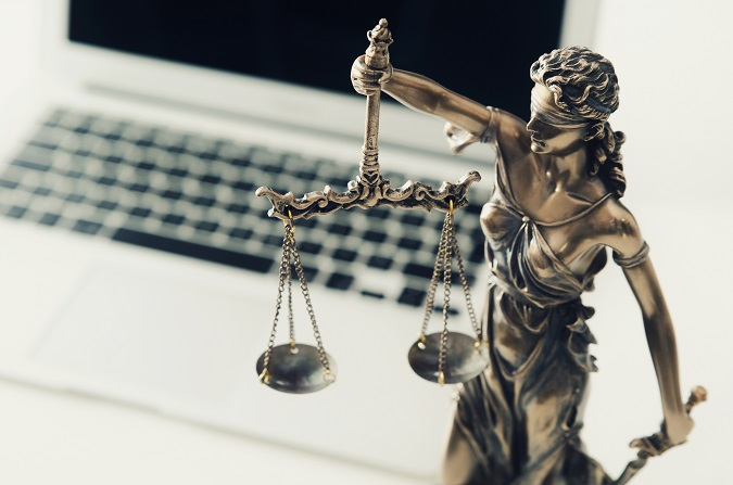 Zuletaaslegal's tweet photo. La transformación derivada de las nuevas formas de comunicación y la generalización de su uso, no vacía la protección constitucional de los derechos fundamentales.
"Si la conducta es lesiva del derecho al honor fuera de la red, también lo es en ella".
STC🇪🇸 93/2021. https://t.co/yhsmBZU1BH