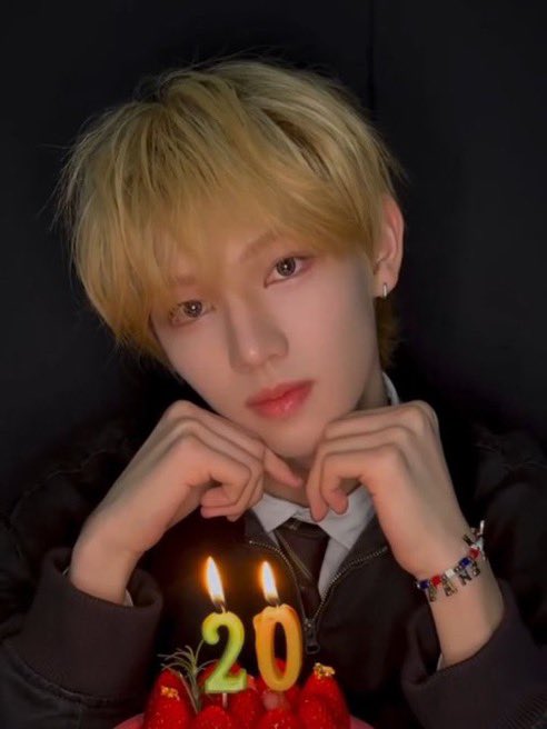 O4OlO2's tweet image. 금발미남판저이생일축하해!!♡