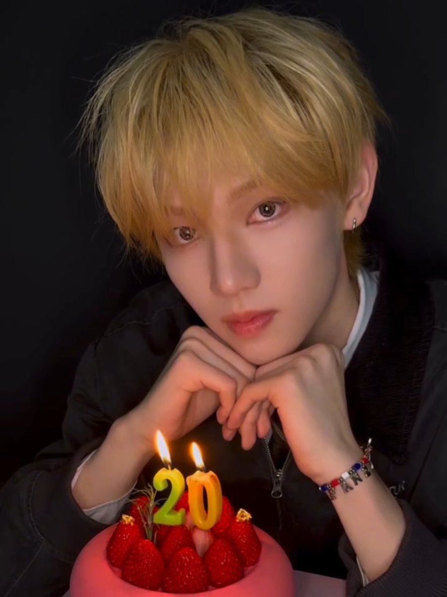 O4OlO2's tweet image. 금발미남판저이생일축하해!!♡