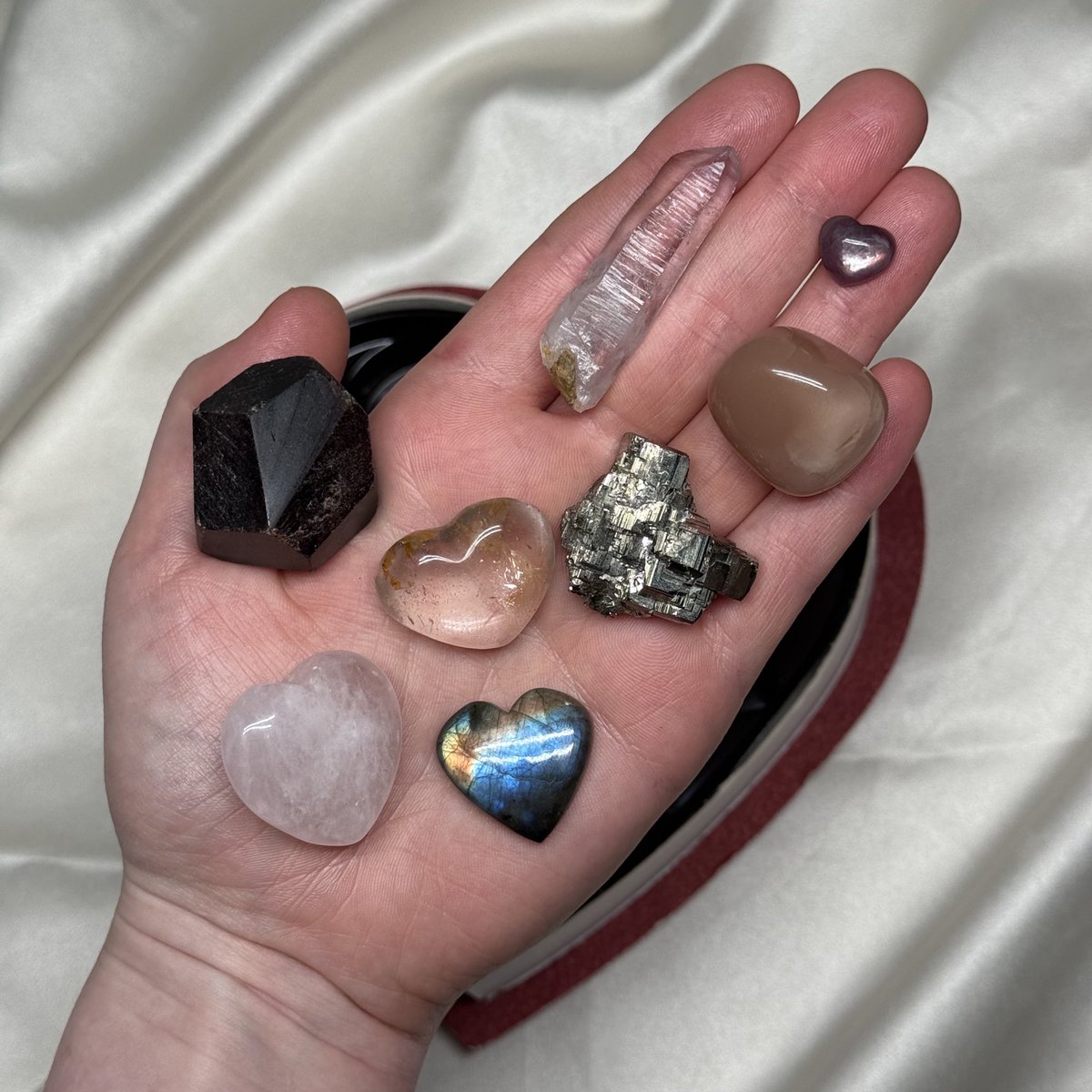 The “Be Mine” bundle is our second most affordable Valentines bundle launching today! 

$75 value for $55, includes 8 different gems in a (sanitized) chocolate heart box 💝