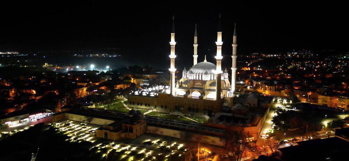 Yunus_Sezer_'s tweet photo. Bir deha taşa sinmiş,
taş zamana mühür vurmuş…
Tarihi Selimiye Camii,
gecesiyle gündüzüyle bir başka…
Edirne Selimiye’yi, Selimiye hasretle Ramazanı bekliyor…

@RTErdogan 
@tcbestepe 
@TCKulturTurizm 
@VakiflarGM https://t.co/nx1mXJvgLs