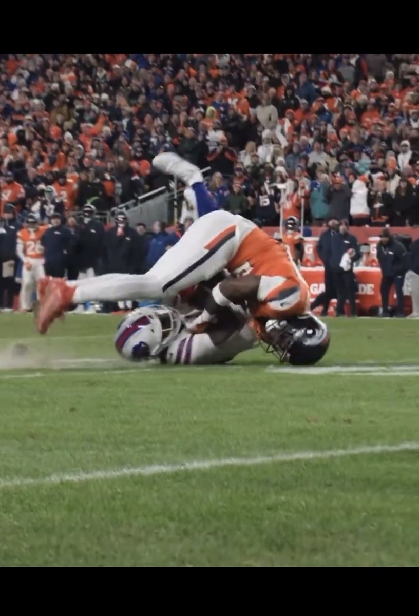 EliteDeet's tweet photo. @Clevta @jaredsmithbets The way it was explained to me really helped:
Imagine there is no defensive player on the play , at this moment in the pic the ball is out. W no defender it would have just popped out and landed couple yards down field and easily been ruled incomplete. https://t.co/kPjy6PY83c