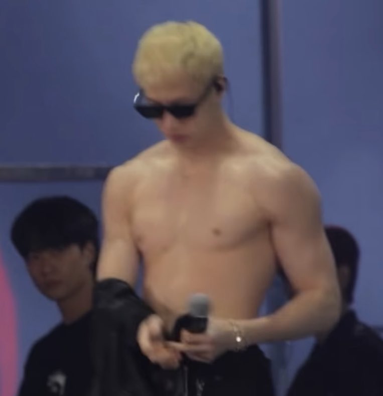 brominetimer's tweet image. need to suck his cock so bad