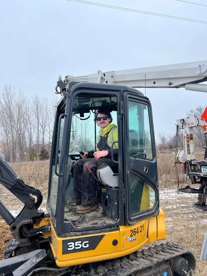 ConnexusNews's tweet image. Snow + Cold ➡️ Our crews are still working alongside the roadways. Keep an eye out for them and help keep them safe by slowing down and moving over when passing. #KeepEmSafe