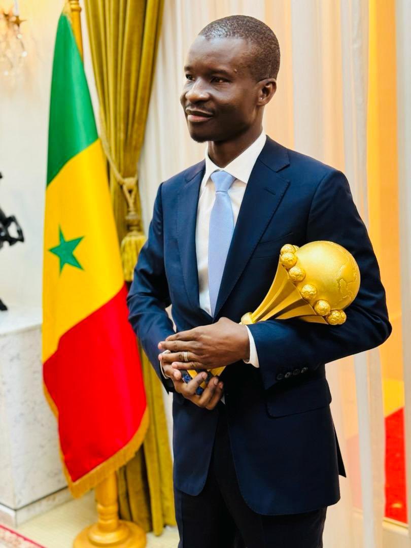 MintBambaCisse's tweet image. Cette victoire dépasse le cadre du sport.
Elle rappelle que l’unité nationale demeure notre plus grande force.
Des Lions engagés sur le terrain, un peuple rassemblé derrière eux, des dirigeants engagés.
Le Sénégal est une nation d’honneur, de dignité et de refus de l’abandon.…