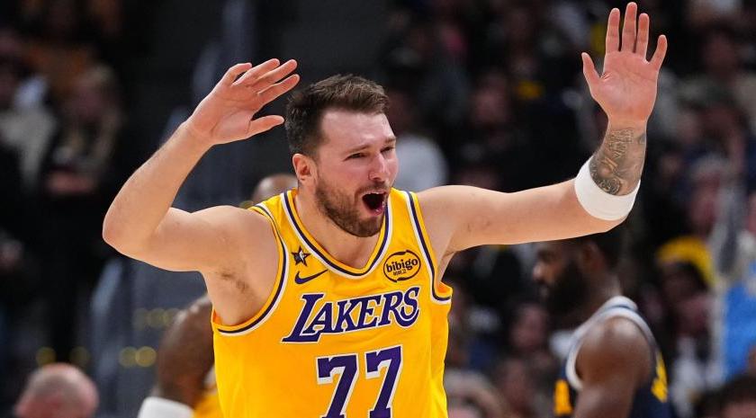 #NBA, lo destacado ayer:

🏀 En la victoria de los #Lakers sobre los Nuggets, Luka Dončić registró un triple-doble de 38 puntos, 13 rebotes y 10 asistencias. El esloveno suma ya 87 triple-dobles en su carrera en la NBA (7mo mejor récord).