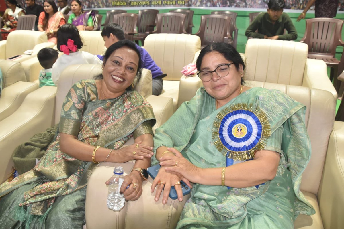 sabitamahatoJMM's tweet photo. झारखंडवासी एकता मंच द्वारा गोपाल मैदान में आयोजित 21वें विशाल टुसू मेले में शरीक होने का सौभाग्य मिला, मेले में पारंपरिक संस्कृति, लोककला और झारखंडी विरासत का भव्य संगम देखने को मिला। सांस्कृतिक कार्यक्रम में झुमर सम्राट संतोष महतो और उनकी टीम की शानदार प्रस्तुति ने पूरे माहौल को झूमने पर मजबूर कर दिया। नई पीढ़ी हमारी परंपराओं को आगे ले जा रही है और उन्हें जीवंत बनाए रख रही है।

इस अ���सर पर झारखंड के वीरों को श्रद्धांजलि  देते हुए उन्हें याद कर ऐतिहासिक गोपाल मैदान में विशाल टुसू मेले की शुरुआत हुई।

@HemantSorenJMM 
@JmmJharkhand 

#jharkhand #sabitamahato #tusu #makarsankranti