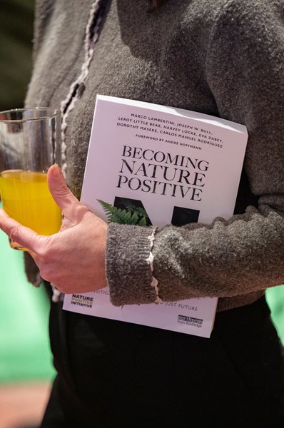NatureDeal's tweet image. #AboutLastNight 💚 Last night we hosted a fabulous green carpet event to launch the new film 'Becoming Nature Positive' in Davos - check out some of the photos!

Find out more and watch the trailer: naturepositive.org/film/  

#BecomingNaturePositive #NaturePositive #WEF26