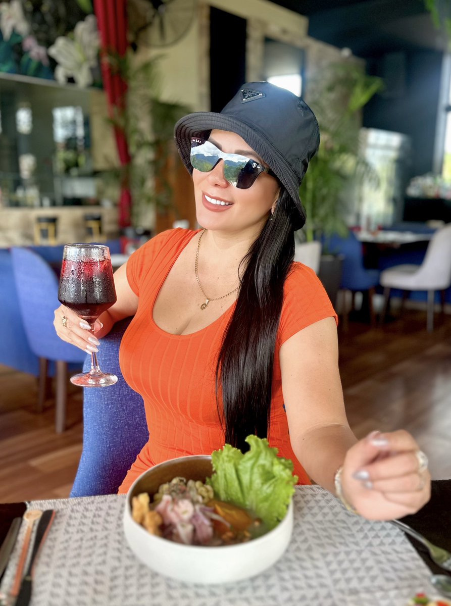 VannyGastelo's tweet photo. Vibras alto cuando te atreves a 𝗦𝗘𝗥 y lo disfrutas 🧡✨

#tbt HB 2025 🎉🎂

#VanessaGastelo #VGMarketingYEventos #BusinessWoman #InfluencerMarketing https://t.co/qKY7mBvVVB