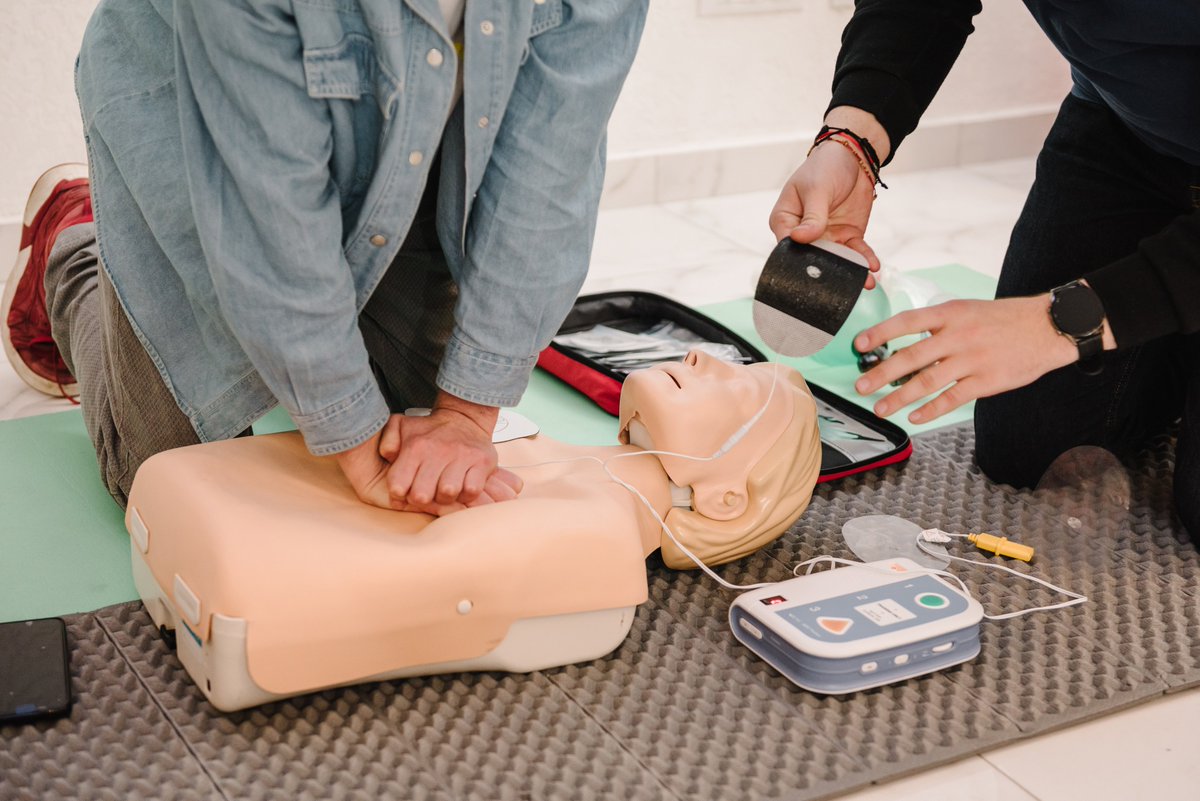 SenatoStampa's tweet photo. #PrimoSoccorso nelle scuole. In Commissione 7a, con relazione sen. #Paganella, avviata discussione in sede redigente ddl in materia di corsi di primo soccorso di supporto alle funzioni vitali di base e defibrillazione nelle scuole secondarie https://t.co/jjWB55Vx6V https://t.co/iiA3KP81nR
