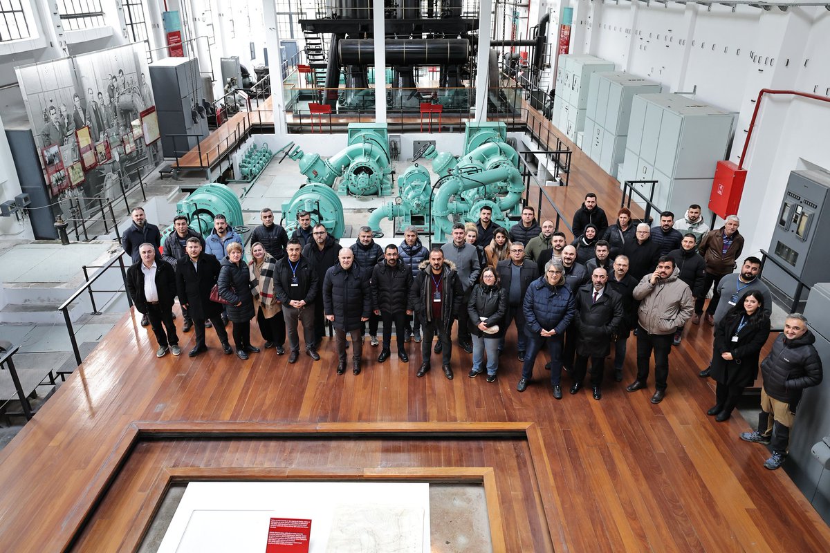 💧 III. SUKİ Teknoloji Zirvesi’nin ikinci günü, teorinin sahada karşılık bulduğu; bilginin deneyimle, vizyonun ise uygulamayla buluştuğu özel bir güne dönüştü.

👥 İstanbul dışından gelen SUKİ’lerin bilgi işlem daire başkanları ve yöneticileriyle birlikte, kentin su nabzının