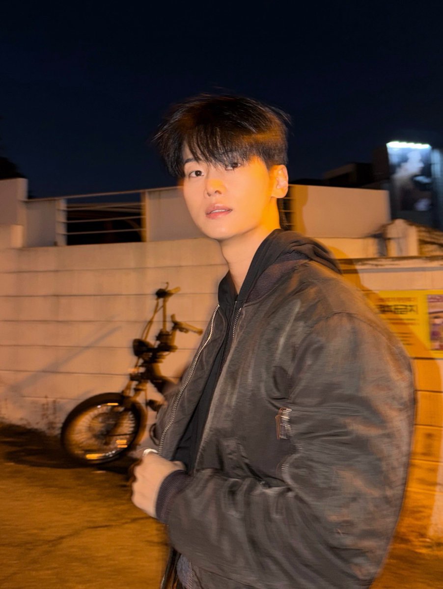 bunkook's tweet image. he just KNOWS hes so hot