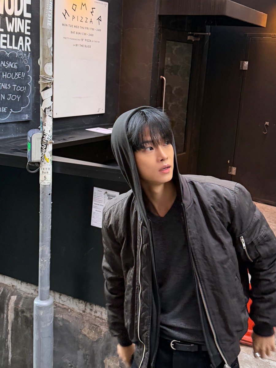 bunkook's tweet image. he just KNOWS hes so hot