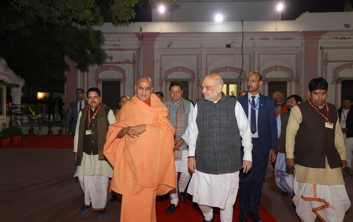 आज ऋषिकेश में जूनापीठाधीश्वर आचार्य महामंडलेश्वर स्वामी अवधेशानंद गिरि जी महाराज के आश्रम में उनसे भेंट कर आशीर्वाद लिया।