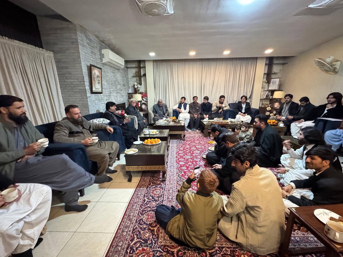 اسلام اباد
تحریک تحفظ آئین پاکستان سربراه او د پښتونخوا ملي عوامي پارټۍ محبوب چیرمین، د قامي اسمبلۍ غړي او اپوزیشن لیډر محترم مشر محمود خان اچکزي سره نن په اسلام‌اباد کې د ګوند ملګرو ولیدل.

محترم مشر محمود خان اچکزي ته د اپوزیشن لیډر ټاکل کېدو په مناسبت مبارکي وړاندې کړه.