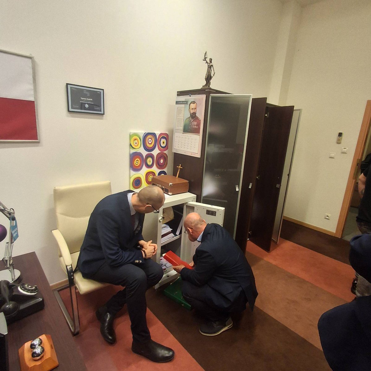 Kamilabormosz's tweet image. Prokuratura, zgodnie ze standardami międzynarodowymi, nie jest narzędziem władzy wykonawczej ani stroną w sporze ustrojowym. Ma stać na straży praworządności, działać bezstronnie, transparentnie i z poszanowaniem zasad legalizmu oraz pewności prawa. To nie jest postulat…