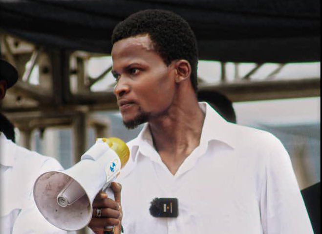 Je ne parviens pas à chasser <a href="/OnokombaO157/">Nathanael Onokomba</a> de mes pensées aujourd’hui ; je prie pour son intégrité morale et physique. Ce régime n’a pas le droit de nous ravir notre dignité et liberté de réfléchir sur notre pays et surtout notre future!

Notre génération refuse toute