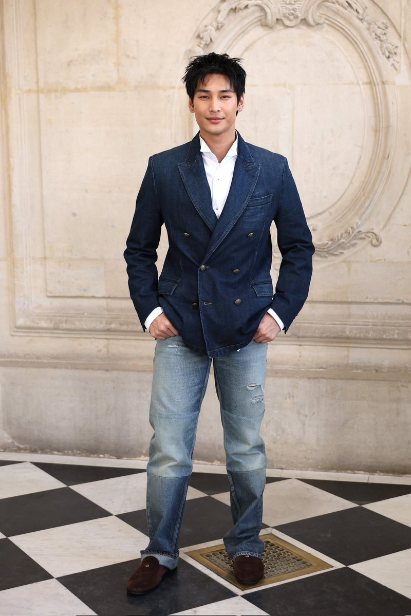levoirmagazine's tweet image. Dior brand ambassador Apo Nattawin makes a stylish appearance at the Dior Men’s Fall/Winter 2026 show during Paris Fashion Week.

#ApoNattawin #DiorMen #DiorFW26 #ParisFashionWeek #PFW #Menswear #Dior