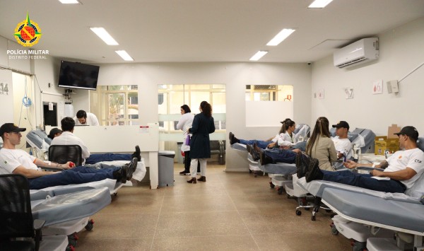 pmdfoficial's tweet photo. 🩸 Alunos do CFP 12 da #PMDF realizam doação coletiva de sangue para reforçar os estoques dos hemocentros e incentivar a doação recorrente.
👉Esta é a primeira de várias ações previstas ao longo do período de formação, fortalecendo a cultura da solidariedade.
#DF #Hemocentro https://t.co/n59VkVfZ9v
