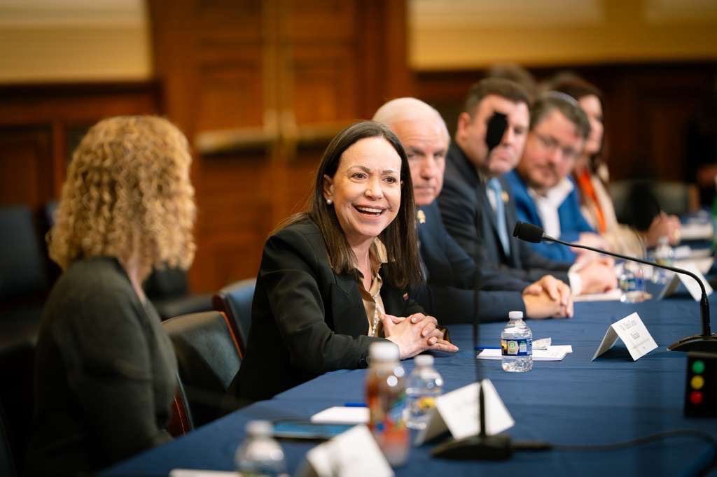 MariaCorinaYA's tweet image. Thank you, Chairman Brian Mast and all members of the House Foreign Affairs Committee for a very productive meeting. On behalf of the Venezuelan people, I deeply appreciate your bipartisan support for our democratic transition.

I thank Members of Congress from both parties, as…