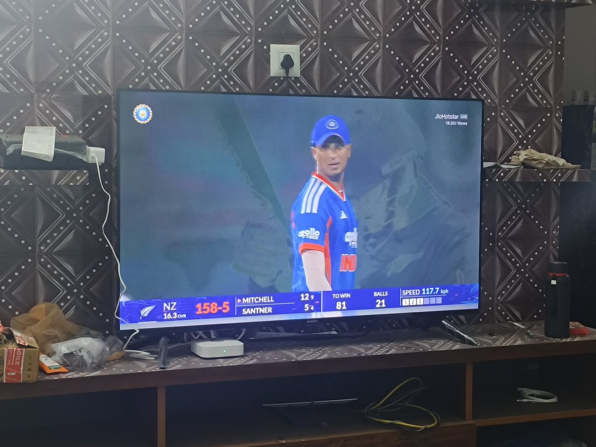 When the first name matches with the second but you are 2 different persons 😂 #indvsnzt20 #mitchell #santner