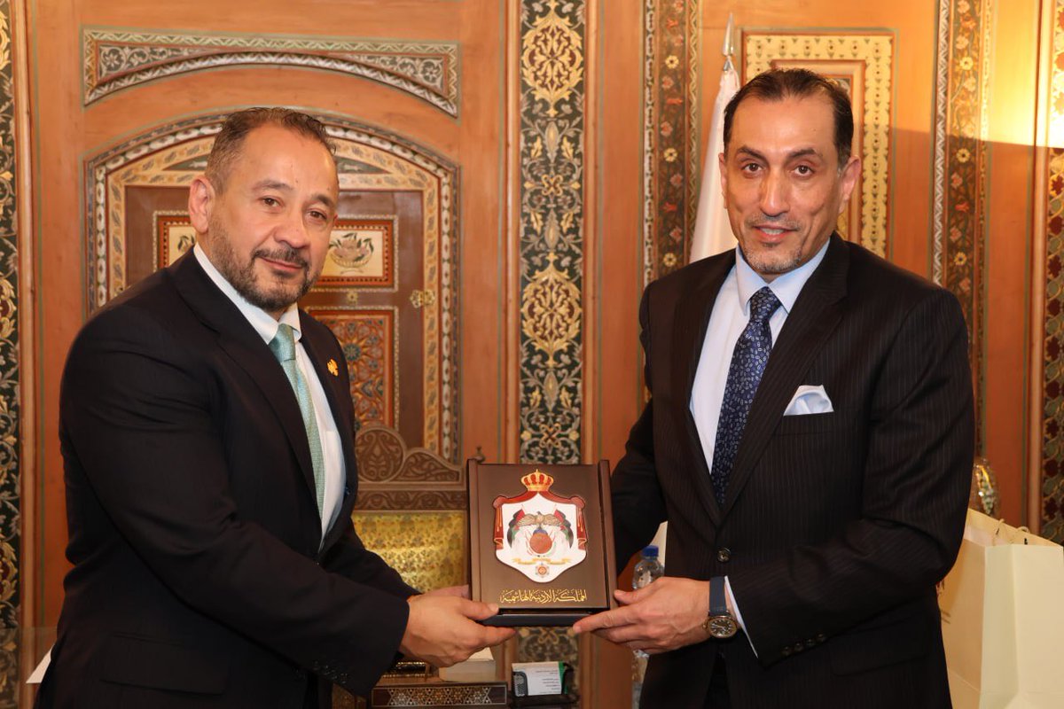 حوار بناء مع رئيس واعضاء غرفة تجارة دمشق، في مقر الغرفة. بحثنا سبل تعزيز التعاون الاقتصادي والتجاري بين الاردن وسوريا وازالة العوائق وتسهيل التبادل التجاري امام رجل الاعمال في البلدين الشقيقين.  الغرفة التجارية العريقة في دمشق تأسست قبل ٢٠٠ عام وهي مقامة حاليا على ارض تبرع بها