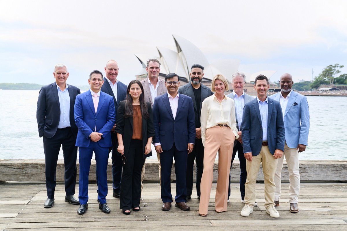 deepeshpande4's tweet image. बधाई हो बच्चन साहब...
Warm congratulations to #AbhishekBachchan, Co-Founder of #ETPL, for announcing the owners of the league’s inaugural franchises.