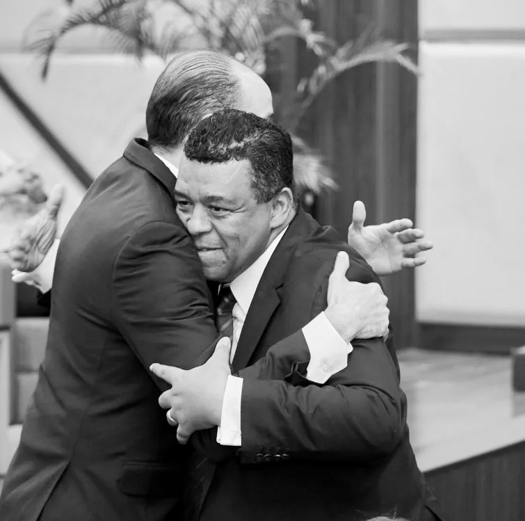 Se nos fue Juan Manuel Guerrero. Cercano, humano, querido, brillante, divertido, solidario y admirado por toda la comunidad jurídica. Me quedo con este abrazo durante el homenaje por su trayectoria en <a href="/PUCMMDerechoCSD/">Escuela de Derecho PUCMM Santo Domingo</a>, que lo hizo tan feliz. ¡EPD, profesor!🕊️