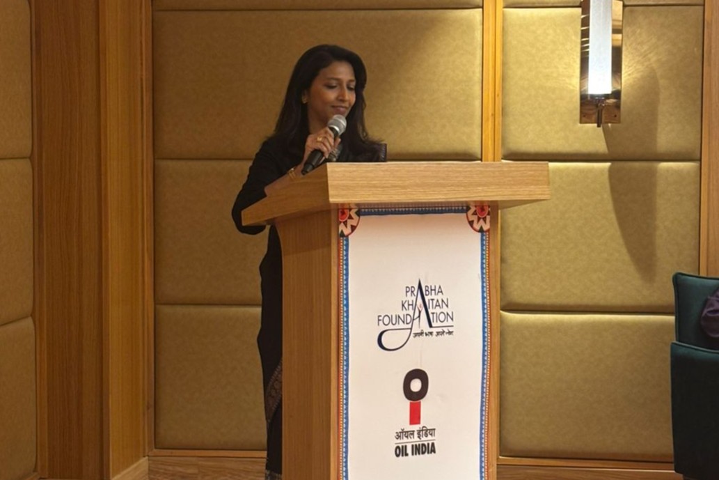 FoundationPK's tweet photo. Sharing glimpses of Aakhar Dibrugarh with Yeshe Dorjee Thongchi. Trishna Deorah, Ehsaas Woman of Dibrugarh, warmly welcomed the eager audience as she introduced the guests. 

Author Yeshe Dorjee Thongchi was felicitated by Debi Prasad Bagrodia while conversationalist Satyakam Borthakur was felicitated by Tirtha Roy Choudhury. 

The session concluded with the vote of thanks delivered by Preeti Bagrodia, Ehsaas Woman of Dibrugarh.

@SatyakamPr20862 @OilIndiaLimited @ehsaaswomen  

#YesheDorjeeThongchi #DebiPrasadBagrodia #TirthaRoyChoudhury #TrishnaDeorah #PreetiBagrodia #CygnettInn #Dibrugarh #PrabhaKhaitanFoundation #LiteraryEvent #Aakhar #अपनीभाषाअपनेलोग