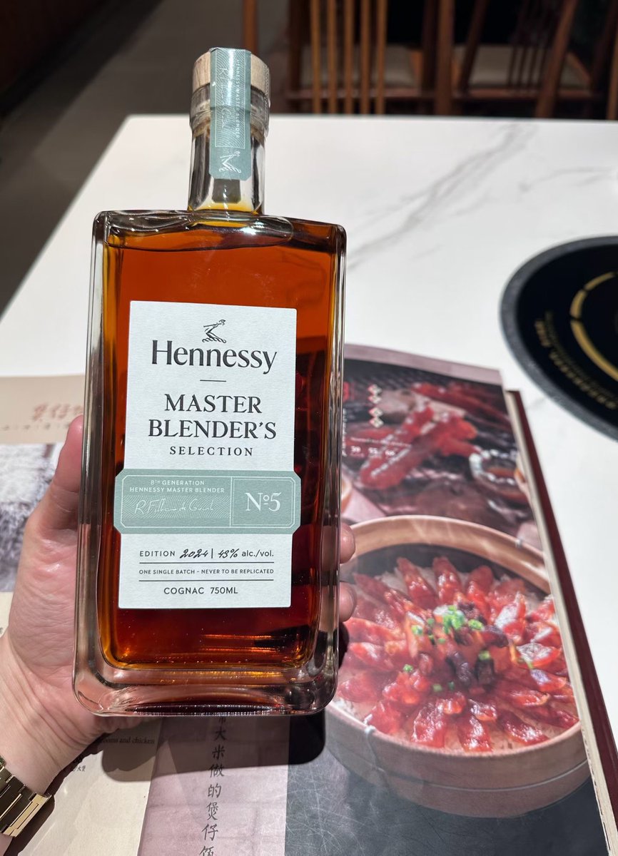 关得掉的是行情软件，关不掉的是生活

Market is boring. Drinks are pouring. 🥃

哪怕明天归零，今晚也要微醺

(看着暴跌的行情，不如出去喝点)

GN. 🌙