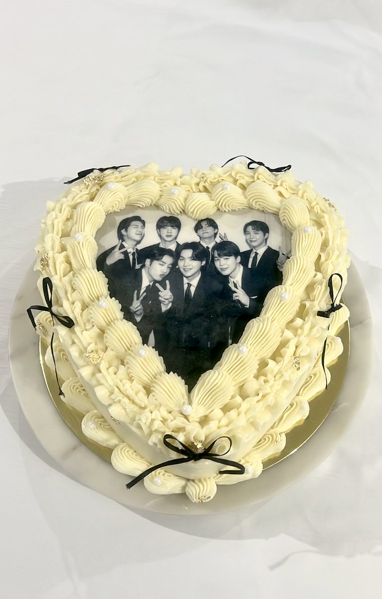 johnquiros_'s tweet photo. @BTSCostaRica7 @BTS_twt Hola agradecería si me ayudas a difundir, actualmente tengo un emprendimiento de pastelería y realizo pasteles personalizados de grupos de kpop en especial de BTS, si tienen grupos y alguien quiere un pastel personalizado, mi emprendimiento es bakerynero en insta https://t.co/bQ0zAPU3SA