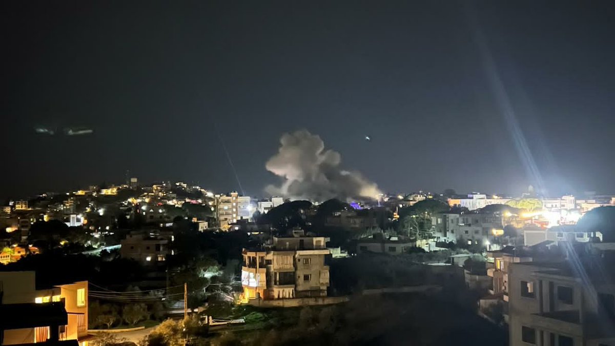 sahouraxo's tweet image. HAPPENING NOW:

Israel is bombing civilian homes in Ansar, Lebanon, as darkness falls.

Not a single peep from the “international community.”
