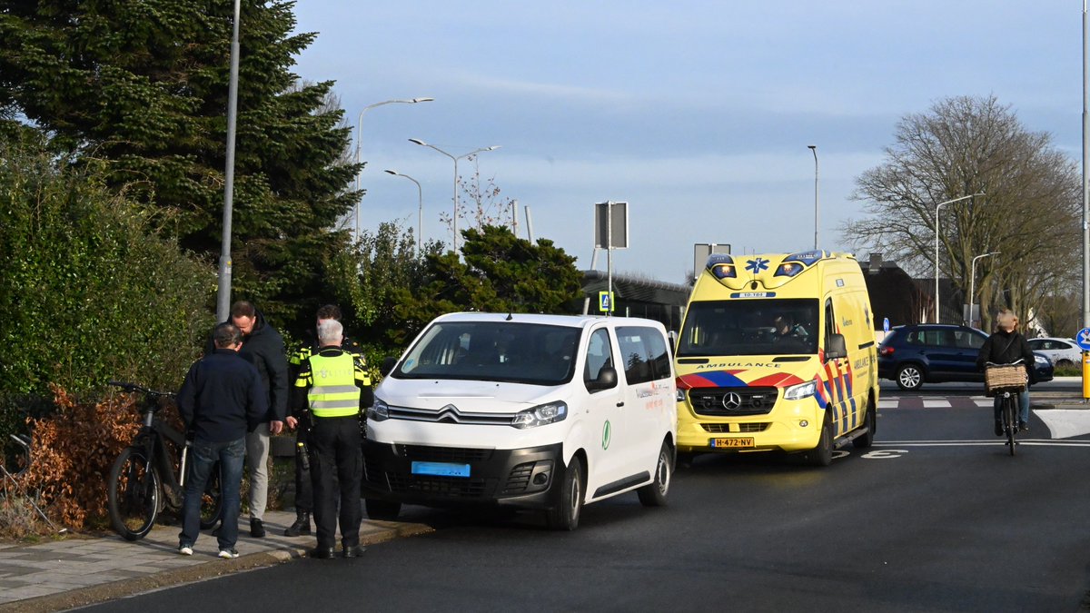 Fietser aangereden door taxibusje