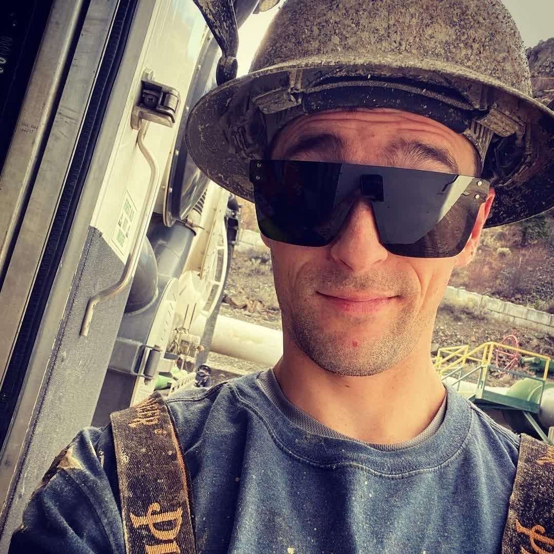 ShredShades's tweet image. Hard hat on. Shades locked in.
🕶️⚒️🤘

#shredshades #shredeverything #sunglasses #bluecollar #worklife