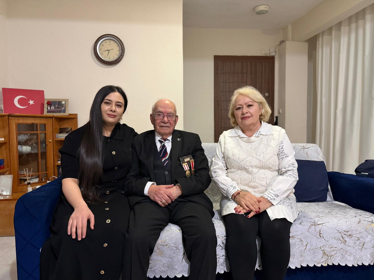 Kaymakamımız Sn. Rumeysa GÖRENTAŞ Kıbrıs Gazimiz Emekli Albay Önder ESİN”i hanesinde ziyaret etti. 
Kahraman Gazilerimizin fedakarlığı milletimizin onur kaynağıdır. Aziz Vatanımız uğruna gözünü kırpmadan canını siper eden tüm gazilerimize şükranla…🇹🇷