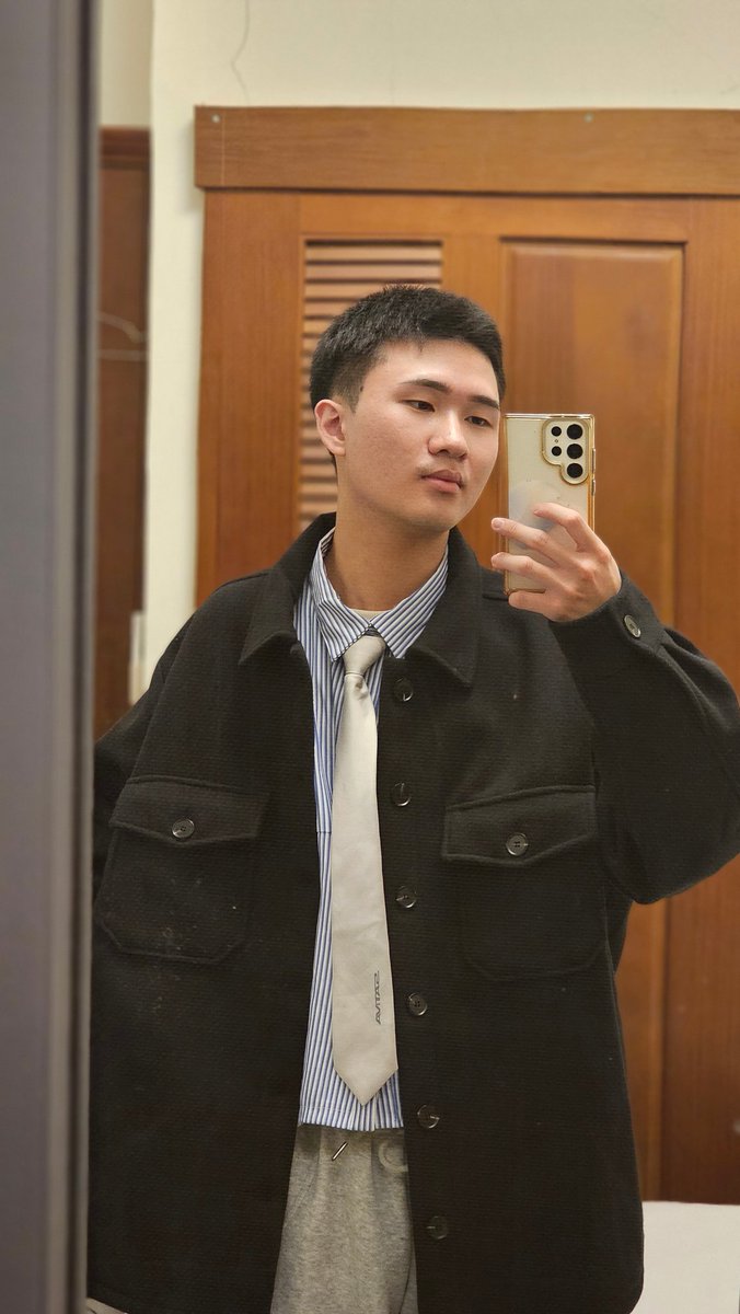 寒流來終於能把這件外套拿出來穿😍
最近很喜歡打領帶👔
偶爾還是要讓我穿上衣服吧