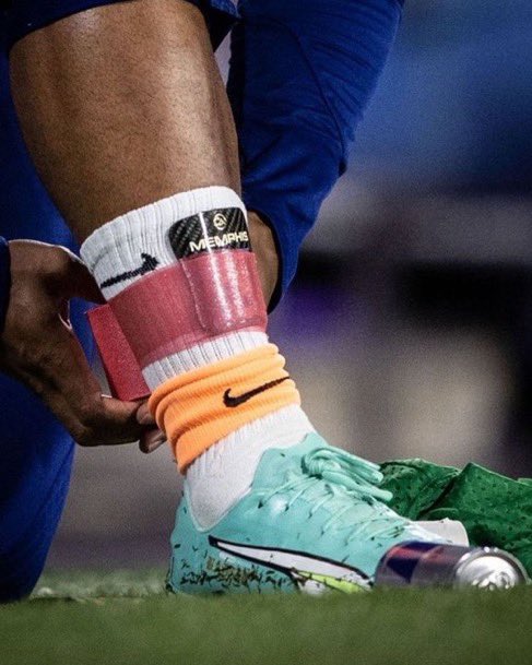 Las espinilleras de 1998 y de la actualidad! 🤯👇🏼#PorLasQueMueres ⚽️