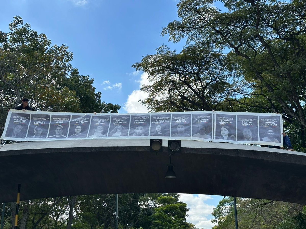 Sigue rompiéndose el miedo.

Valientes estudiantes de la UCV, UCAB y USB protestan este miércoles #21Ene con un pupitrazo para exigir la liberación de todos los presos políticos.